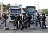 پلیس فرانسه محاصره پالایشگاه را با گاز اشک آور در هم شکست