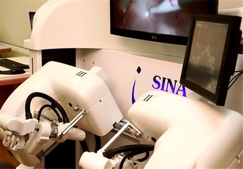 استقبال جراحان کنگره «اندواورولوژی» از ربات جراح «سینا»