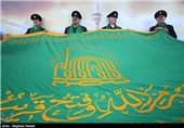 اهداء پرچم حرم امام رضا(ع) و تبرکی‌های رضوی به موکب‌های مردمی و زائران امام حسین(ع)+ فیلم