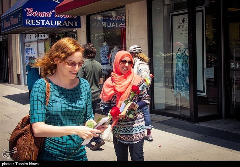 اهدای شاخه گل رز و پیام صلح و دوستی اسلام در قلب آمریکا+عکس