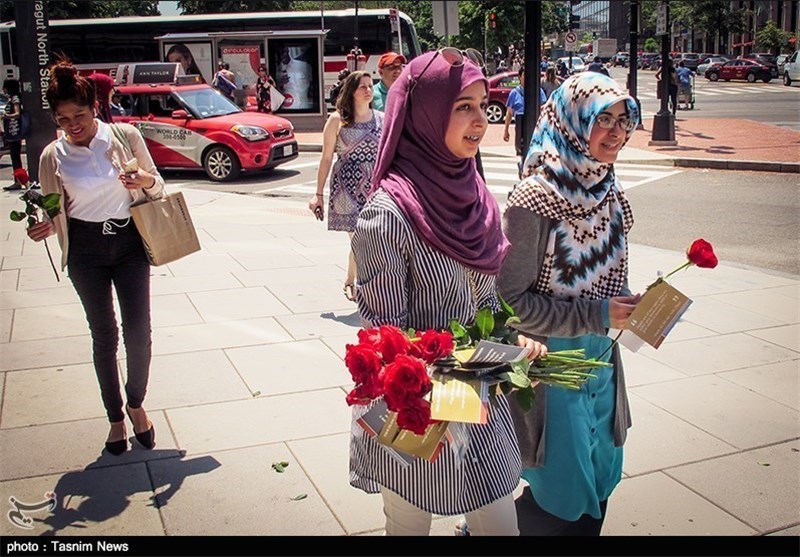 US Muslims Hand Out Roses to Promote Islam’s Message of Peace