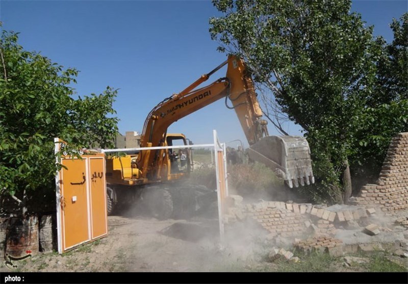 باغ غیرمجاز رئیس شورای شهر آذرشهر با دستور دادستان تخریب شد