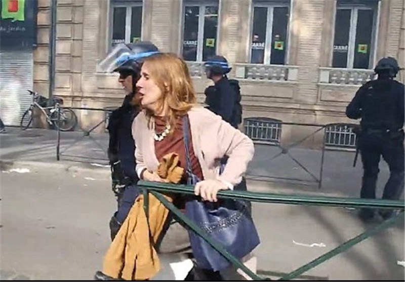 ضرب و شتم زن معترض توسط پلیس فرانسه+عکس