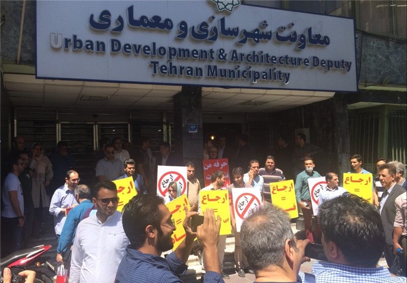 تجمع مهندسان ناظر مقابل شهرداری در اعتراض به وضعیت ارجاع پروژه‌ها