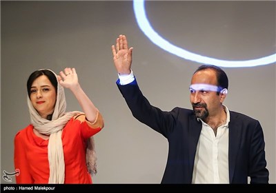 اصغر فرهادی کارگردان و ترانه علیدوستی بازیگر در پایان نشست خبری فیلم سینمایی فروشنده