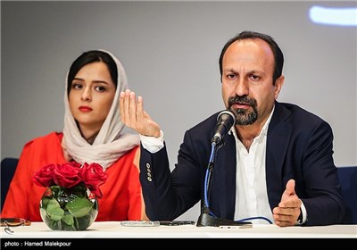 اصغر فرهادی کارگردان و ترانه علیدوستی بازیگر در نشست خبری فیلم سینمایی فروشنده
