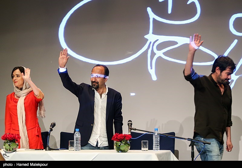 شهاب حسینی بازیگر، اصغر فرهادی کارگردان و ترانه علیدوستی بازیگر در پایان نشست خبری فیلم سینمایی فروشنده