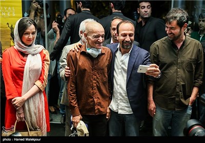 سلفی شهاب حسینی بازیگر، اصغر فرهادی کارگردان و ترانه علیدوستی بازیگر فیلم سینمایی فروشنده با یکی از مردم