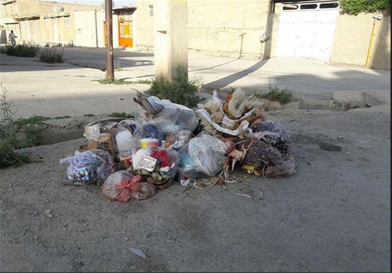 جولان زباله‌ها در خیابان‌های ایذه/ عملکرد ضعیف مسئولان ایذه در حل مشکل جمع‌آوری زباله‌ها