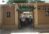 خانواده شهدای مدافع حرم از بیت تاریخی امام خمینی(ره) در خمین بازدید کردند + تصاویر