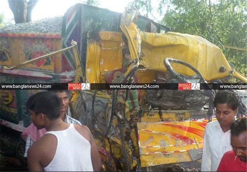10 کشته و 22 زخمی در تصادف اتوبوس با کامیون در بنگلادش + تصاویر
