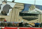 عکس امام و رهبری بر روی کاخی که صدام دستور حمله به ایران را از آنجا صادر کرد