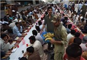 مراسم افطاری عمومی در مناطق مختلف پاکستان + عکس