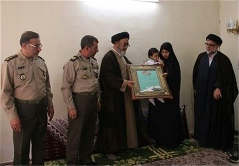 حجت‌الاسلام آل‌هاشم با خانواده اولین شهید مدافع حرم ارتش دیدار کرد