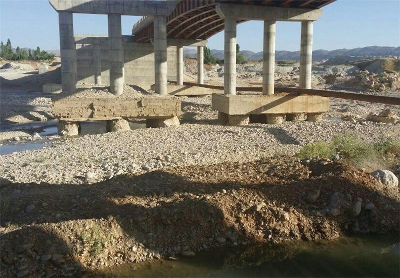 پایه‌های پل بشار یاسوج توان ایستادن ندارد/پروژه‌ای که افتتاح نشده ویران می‌شود+تصاویر