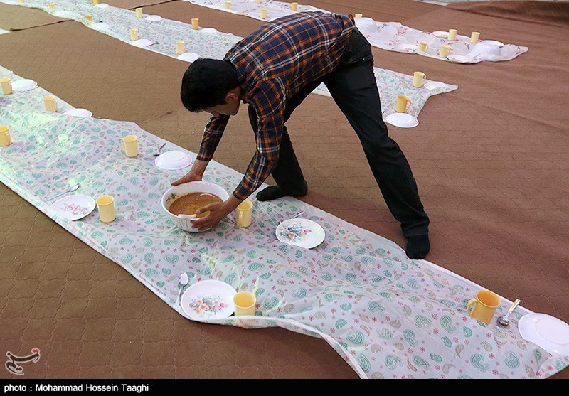 ارائه 3 هزار پرس غذا به زائران امام رضا (ع) توسط رستوران‌داران اصفهانی در ماه رمضان