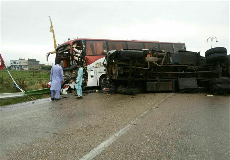 برخورد کامیون و اتوبوس در گالیکش یک کشته و 7 مصدوم در پی داشت