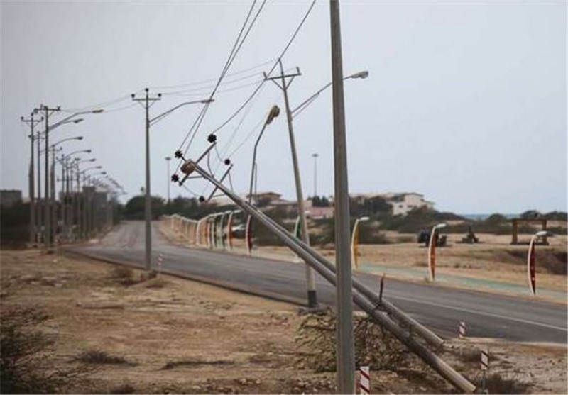 وزش باد شدید به شبکه برق شهرستان دشتی خسارت وارد کرد