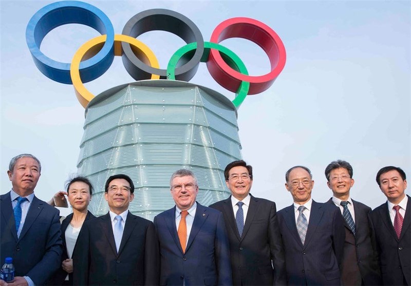 نصب حلقه‌های المپیک روی برج 250 متری پکن