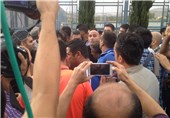 درخواست منصوریان از بازیکنان و حضور یک هوادار پرسپولیس در کمپ استقلال! + عکس