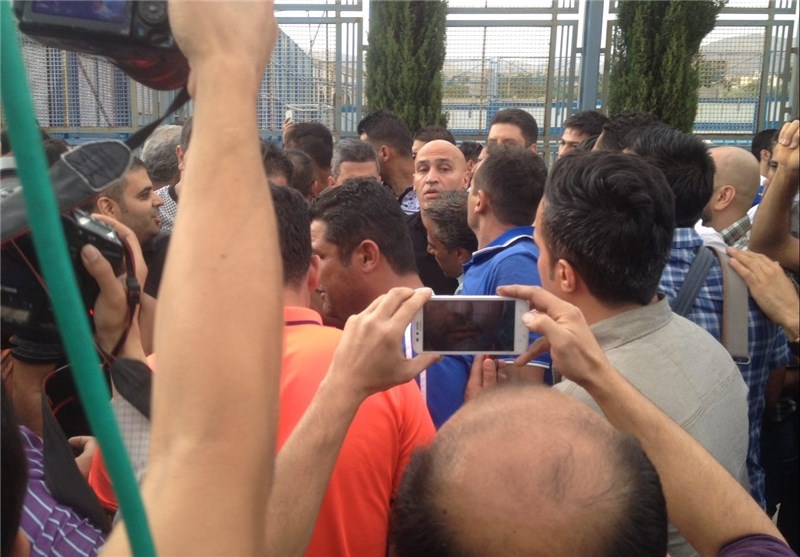 درخواست منصوریان از بازیکنان و حضور یک هوادار پرسپولیس در کمپ استقلال! + عکس