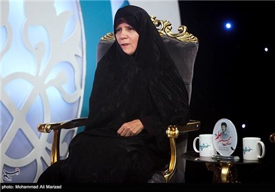 حضور خواهر شهید جواد صباغ در هشتمین شب برنامه تلویزیونی شیدایی