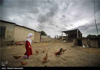 ملیکا دختری 9 ساله ساکن روستای بصیرآباد در بندر ترکمن است. او امسال به سن تکلیف رسیده است و اولین ماه رمضان خود را با روزه گرفتن سپری میکند.