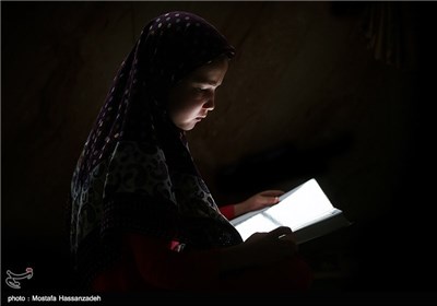 ملیکا دختری 9 ساله ساکن روستای بصیرآباد در بندر ترکمن است. او امسال به سن تکلیف رسیده است و اولین ماه رمضان خود را با روزه گرفتن سپری میکند.