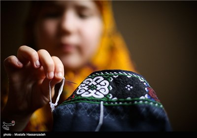 ملیکا دختری 9 ساله ساکن روستای بصیرآباد در بندر ترکمن است. او امسال به سن تکلیف رسیده است و اولین ماه رمضان خود را با روزه گرفتن سپری میکند.