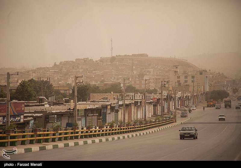 ورود گرد و غبار به نواحی مرزی استان کرمانشاه