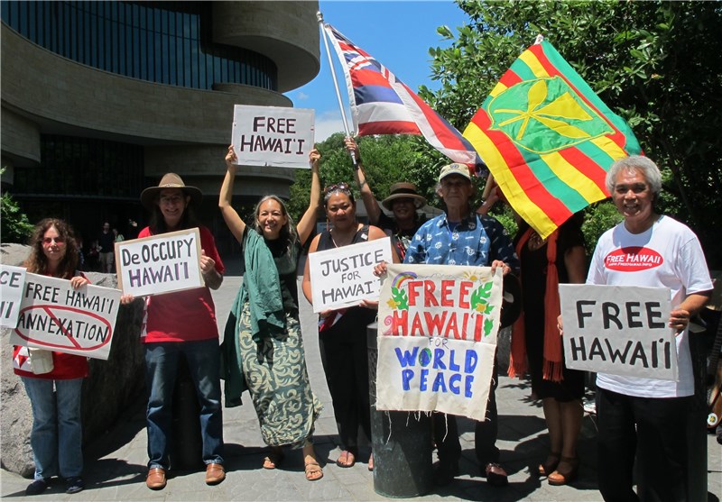 تجمع استقلال‌طلبان هاوایی در مقابل موزه سرخ پوستان و کنگره آمریکا