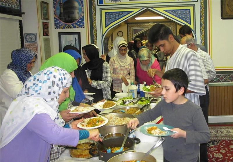 Mosque-Goers in Virginia Bring Home-Cooked Food for Iftar