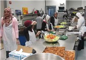 تهیه غذا برای بی‌خانمان‌های آمریکایی توسط مسلمانان در ماه رمضان + تصاویر