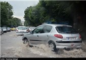 سیلابی‌ شدن مسیل‌ها، کاهش دید و اختلال در تردد جاده‌های استان لرستان