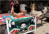 «گوجه فروشی»، اعتراض درون حزبی به بیکاری کارمندان حزب حاکم پاکستان + عکس