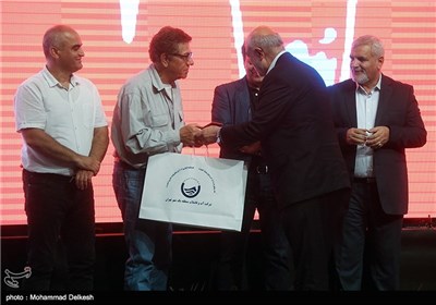 تقدیر از علیرضا زرین دست توسط وزیر نیرو در اختتامیه دومین جشنواره گزارش یک نگرانی