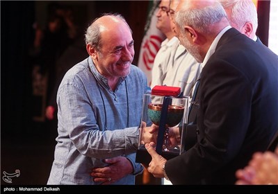 تقدیر از کمال تبریزی کارگردان فیلم سینمایی طعم شیرین خیال در مراسم اختتامیه دومین جشنواره گزارش یک نگرانی