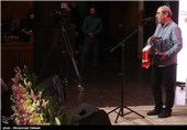 تقدیر از کمال تبریزی کارگردان فیلم سینمایی طعم شیرین خیال در مراسم اختتامیه دومین جشنواره گزارش یک نگرانی