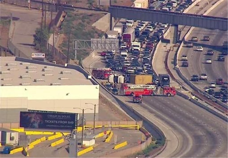 انسداد آزادراه لس‌آنجلس به دلیل واژگونی کامیون حامل 12 تن ماسه