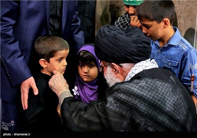 Leader Receives Families of Martyred Defenders of Holy Shrines