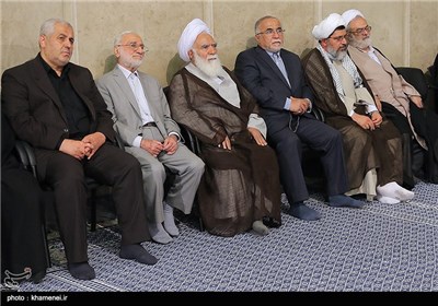 Leader Receives Families of Martyred Defenders of Holy Shrines