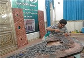 ساخت درب حرمین عسکریین(ع) در لرستان/ وقتی هنرمند اذن کارش را از امام زمان(عج) می‌گیرد + تصاویر