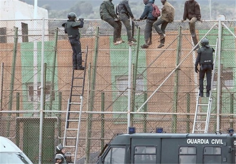 Migrants Storm Moroccan Border at Spain&apos;s Ceuta Enclave (+Video)