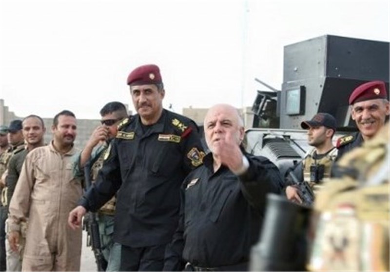 العبادی یرفع العلم العراقی وسط الفلوجة ویعد برفعه فی الموصل