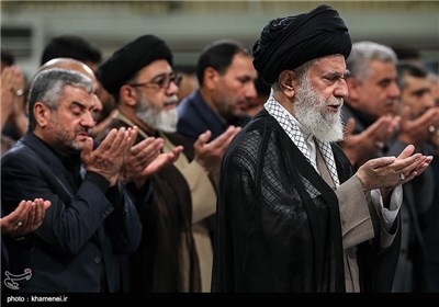 Leader Attends Imam Ali's Mourning Ceremony in Tehran