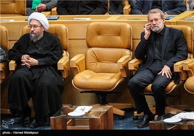 علی لاریجانی رئیس مجلس شورای اسلامی و آیت‌الله صادق آملی لاریجانی رئیس قوه قضائیه در همایش سراسری هفته قوه قضائیه