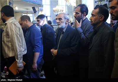 حسین شریعتمداری مدیرمسئول روزنامه کیهان در مراسم ختم مرحوم علی دادمان