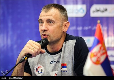 نیکولا گربیچ سرمربی تیم ملی والیبال صربستان در نشست خبری هفته سوم لیگ جهانی والیبال
