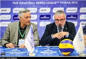 وویتک شایکا ناظر فدراسیون جهانی والیبال در در نشست خبری هفته سوم لیگ جهانی والیبال