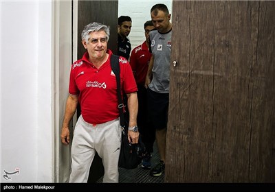 ورود رائول لوزانو سرمربی تیم ملی والیبال ایران به محل نشست خبری